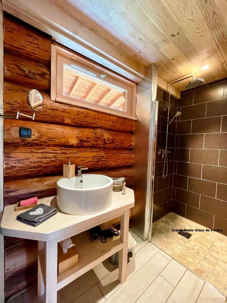 Pialous:Chalet En Rondins Avec Espace Detente La Chapelle-d'Aurec Exterior photo